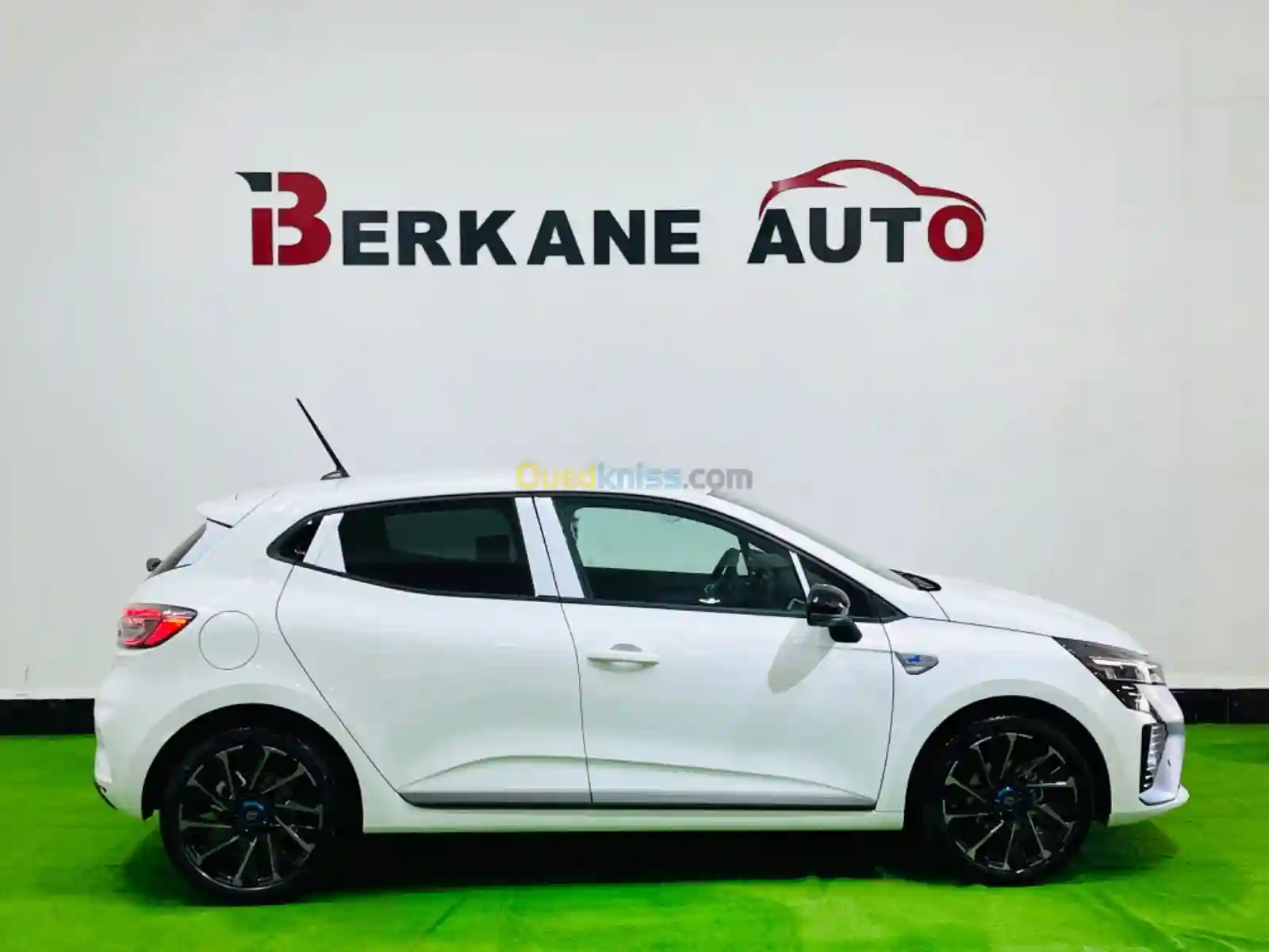 Renault Clio 2024 Alpine Esprit - Vue 3