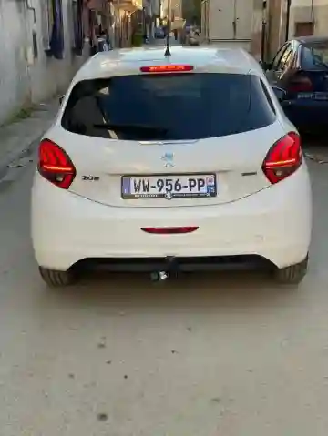 Peugeot 208 2018 Allure Facelift - Vue 1