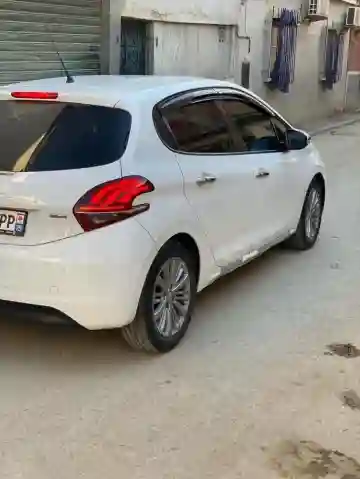 Peugeot 208 2018 Allure Facelift - Vue 14