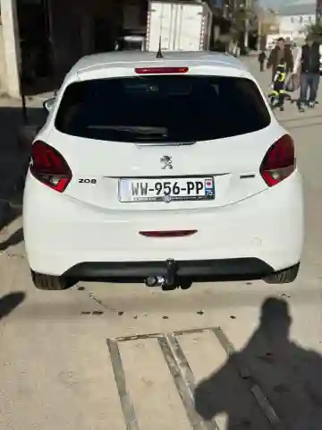 Peugeot 208 2018 Allure Facelift - Vue 18