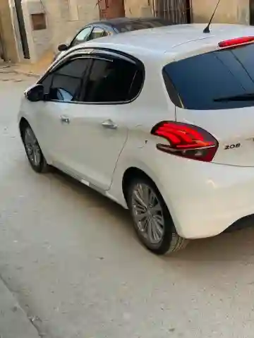 Peugeot 208 2018 Allure Facelift - Vue 2