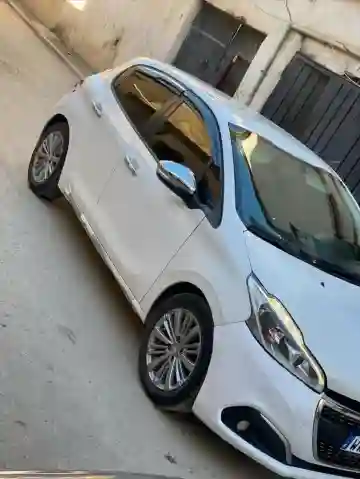 Peugeot 208 2018 Allure Facelift - Vue 4