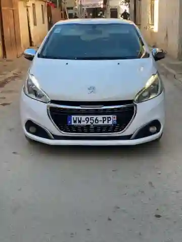 Peugeot 208 2018 Allure Facelift - Vue 5