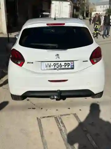 Peugeot 208 2018 Allure Facelift - Vue 6