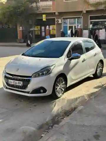 Peugeot 208 2018 Allure Facelift - Vue 9