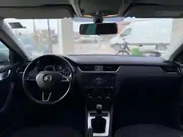 Skoda Octavia 2019 Clever - Vue 2