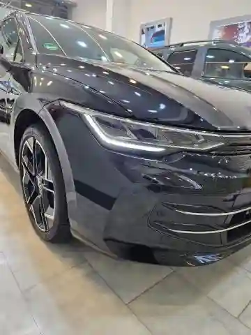 Volkswagen Golf 8 2024 - Vue 8