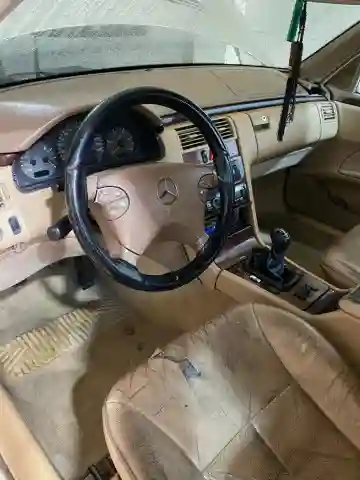 Mercedes Classe E 2000 E270 - Vue 12