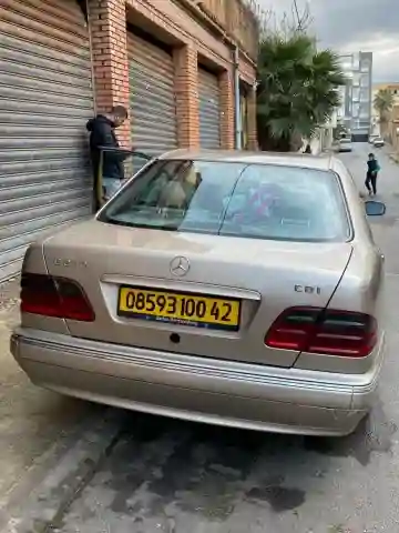 Mercedes Classe E 2000 E270 - Vue 5