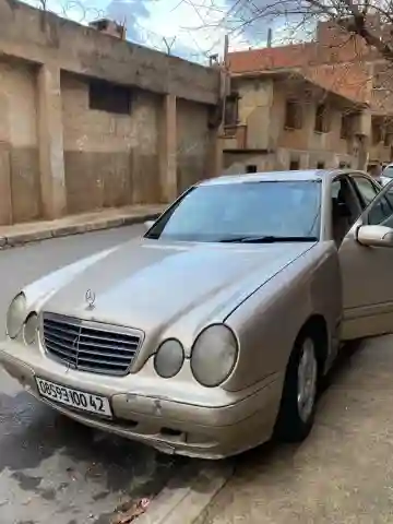 Mercedes Classe E 2000 E270 - Vue 6