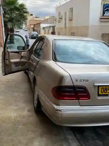 Mercedes Classe E 2000 E270 - Vue 7