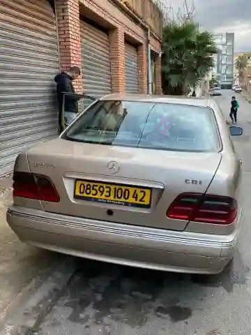 Mercedes Classe E 2000 E270 - Vue 9
