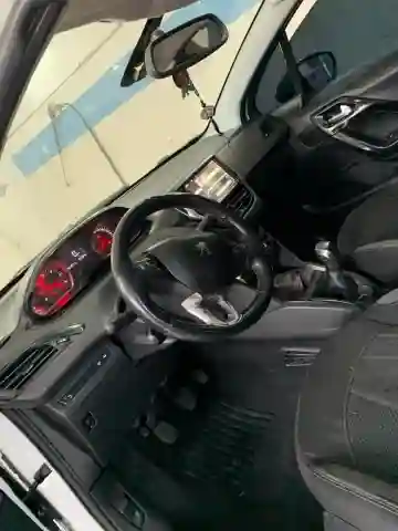 Peugeot 208 2013 Allure - Vue 1
