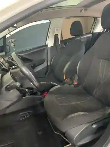 Peugeot 208 2013 Allure - Vue 11