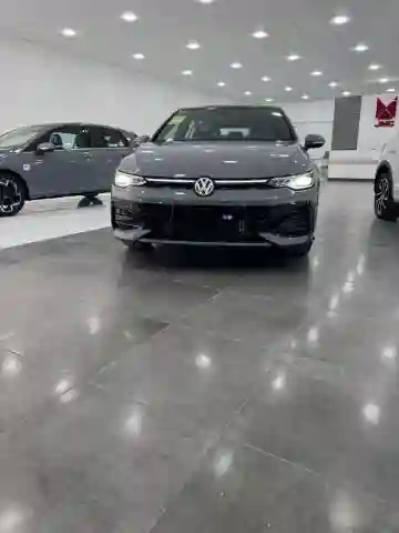 Volkswagen Golf 8 2025 R-line - Vue 10