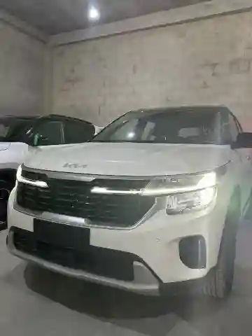 Kia Seltos 2025 Luxury - Vue 4
