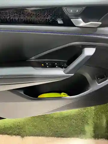 Volkswagen New Tiguan 2025 R-line - Vue 4