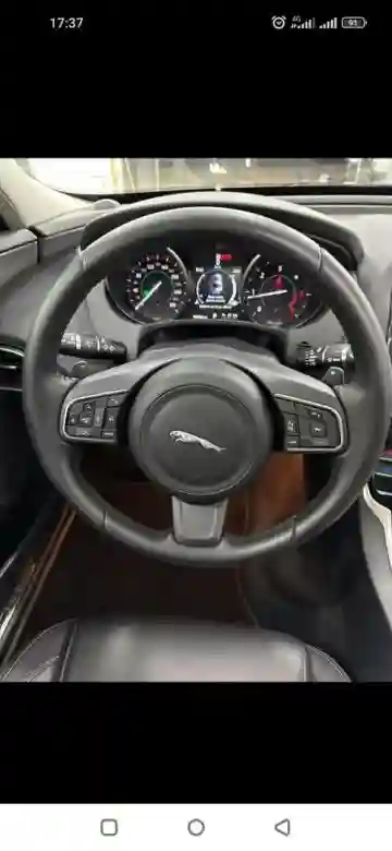 Jaguar XE 2017 Prestige - Vue 3