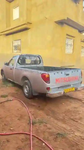 Mitsubishi L200 2011 L200 - Vue 1