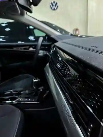 Volkswagen Passat 2025 Elegance - Vue 18